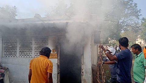 परभणी: पूर्णा येथे घराला लागलेल्या आगीत संसारपयोगी साहित्य जळून खाक