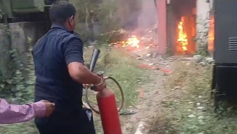 अमरावती : जिल्हा सामान्य रुग्णालयातील ट्रान्सफॉर्मर जळाले, रुग्णांवर मोबाईल टॉर्चच्या प्रकाशात उपचार