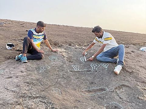 वेल्हे तालुक्यात आढळल्या कातळ शिल्पाच्या ’पाऊलखुणा’