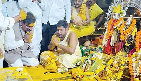 विजय शिवतारेंनी खंडेरायाच्या दर्शनाने फोडला प्रचाराचा नारळ..