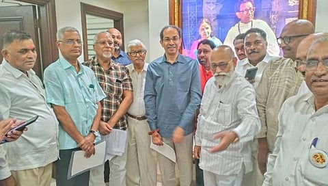 मुंबई : मातोश्रीवर उद्धव ठाकरे समवेत. डॉ. डी एल कराड, एम. ए. पाटील, निवृत्ती धुमाळ, गोविंद मोहिते, संतोष चाळके, कृष्णा भोयर, विवेक माँटेरो, उदय भट, विजय कुलकर्णी, अशोक जाधव,बबली रावत, मुकेश तिघोटे, सुनील बोरकर आदी