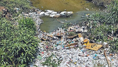 कोल्हापूर : शहरात अनेक ठिकाणी नाल्यांचे झाले गटार