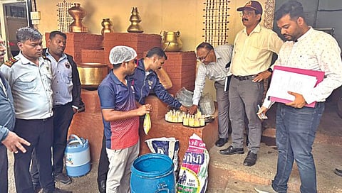 देवळाली कॅम्प : येथे उपाहारगृहातून बुरशीयुक्त अन्नपदार्थ जप्त करताना अधिकारी व कर्मचारी. 