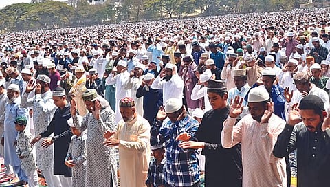 जुने नाशिक : शहरातील शाहजहानी ईदगाह मैदानात सामूहिक नमाजपठण करताना समाज बांधव. (छाया : हेमंत घोरपडे)