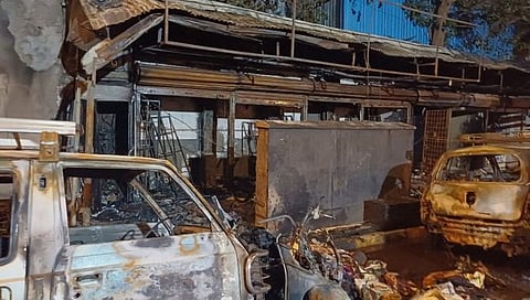 मुंबई : गिरगाव सि पी टॅंक सर्कलजवळ सात दुकाने आगीत जळून खाक