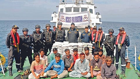 पाकिस्तानी बोटीत 600 कोटींचे ड्रग्ज; 14 जणांना अटक