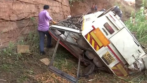 Chhattisgarh Durg : छत्तीसगडमध्ये बस ५० फूट खोल दरीत कोसळली, १२ जण ठार