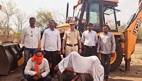 परभणी: ईंजनगाव येथून चोरलेल्या जेसीबी मशीनसह तिघांना अटक