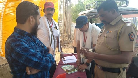 वाशिम : कारंजा ते यवतमाळ मार्गावर स्थिर सर्वेक्षण पथकाची कारवाई; अवैध ३ लाखांची रोकड जप्त