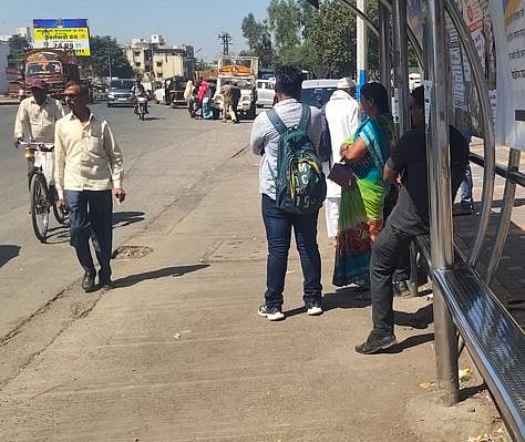 बसथांबे.. असून अडचण; नसून खोळंबा : रखरखत्या उन्हामुळे प्रवाशांचे हाल