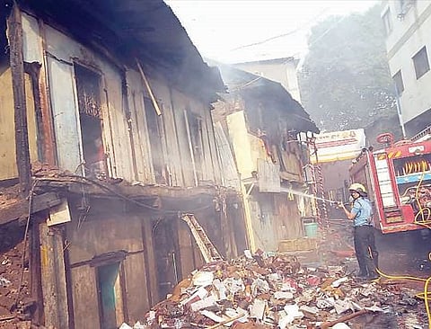 देवरूखकर वाड्याला भीषण आग; सुदैवाने जीवित हानी नाही