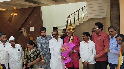 सुप्रिया सुळे समर्थक दशरथ मानेंच्या घरी देवेंद्र फडणवीस यांची भेट