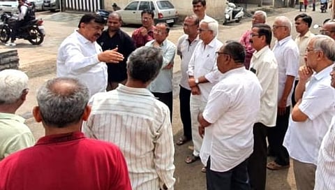 सिडको : इंद्रनगरी येथे नागरिकांशी चर्चा करताना सुधाकर बडगुजर. (छाया : राजेंद्र शेळके)