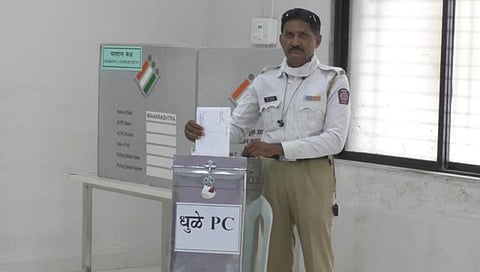 Lok Sabha Election 2024 | धुळे लोकसभेसाठी अत्यावश्यक सेवेतील कर्मचाऱ्यांच्या टपाली मतदानास सुरुवात