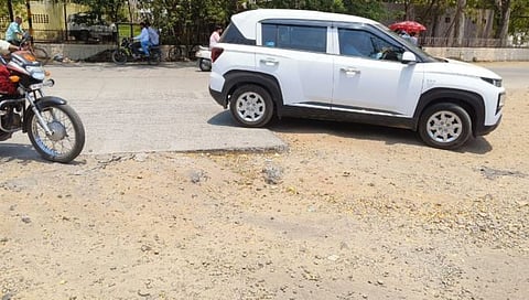 जळगाव : रस्त्यावरील स्लोप नसल्याने धक्के खात जात असलेली चारचाकी.