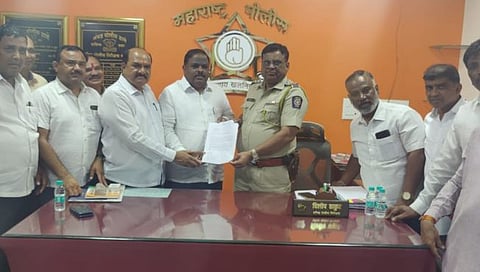 सिडको : वरिष्ठ पोलीस निरीक्षक दिलीप ठाकूर यांना तक्रार अर्ज देताना प्रदिप पेशकार. जगन पाटील, अविनाश पाटील, 
रविंद्र पाटील, प्रविण मोरे, प्रकाश चकोर, यशवंत नेरकर, डोंगरसिंग रजपूत, दिनेश मोडक आदी.