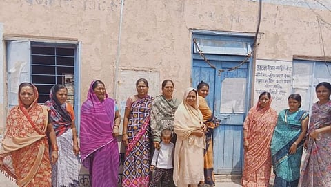 देवळा : गुंजाळनगर येथे रामेश्वर धरणात पाणी येऊनही गावात पाणीपुरवठा होत नसल्याच्या निषेधार्थ आक्रोश मोर्चा काढत ग्रामपंचायत कार्यालयाला टाळे लावताना संतप्त महिला. (छाया ; सोमनाथ जगताप)