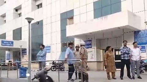 दिल्लीत शाळांनतर रुग्णालयांना बॉम्बने उडवून देण्याची धमकी