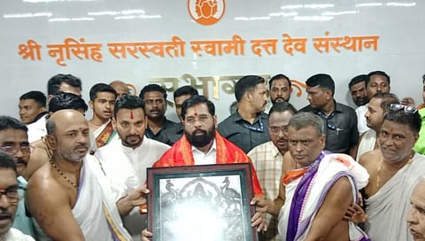 महायुतीच्या विजयासाठी दत्त चरणी मुख्यमंत्री शिंदेंचे साकडे