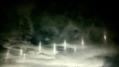 जपानमध्ये अशाप्रकारे आकाशात प्रकाश स्तंभ दिसले
