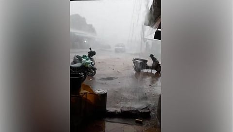 सिंधुदुर्ग, ओरोसला वळीव पावसाचा तडाखा; झाडे पडली, पत्रे उडाले