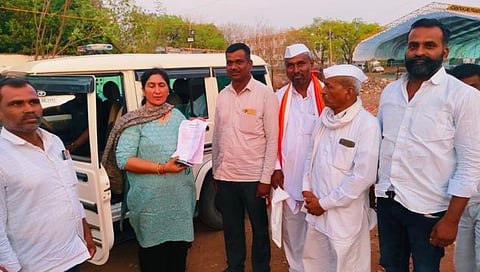 करमाळा येथे तहसिलदारांना निवेदन देताना ग्रामपंचायतीचे पदाधिकारी