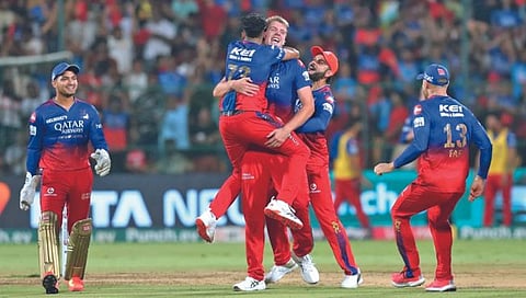 RCB vs DC : ‘आरसीबी’ शर्यतीत कायम