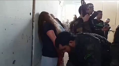 इस्‍त्रायलने दहशतवादी हल्ल्यादरम्यान हमासच्या दहशतवाद्यांनी सात इस्रायली महिला सैनिकांचे अपहरण केल्याचे ग्राफिक फुटेज शेअर केले आहे.