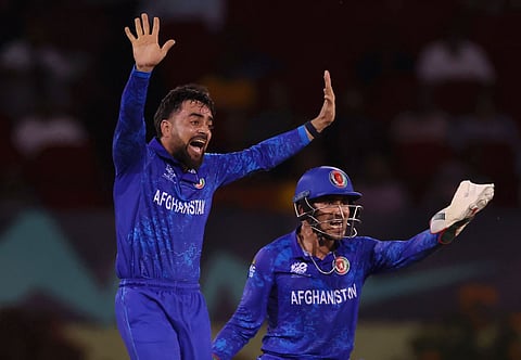 फजलहक फारुकी आणि राशिद खान या दाेघांनी प्रत्येकी चार विकेट घेत न्‍यूझीलंडचा डाव ७५ धावांमध्‍ये गुंडाळला. 