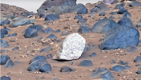 मंगळावर आढळला पांढर्‍या रंगाचा अनोखा दगड