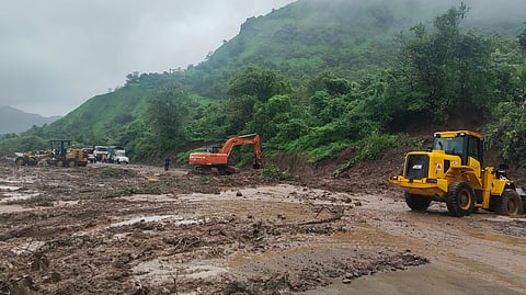 पाचाड परिसरात झालेल्या भूस्खलनानंतर  सात तास  मलबा काढण्याचे काम सुरू होते.