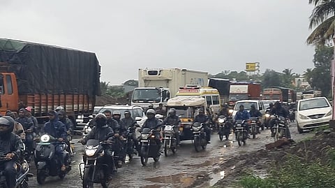 Flyover work continues in heavy rain at Kolhapur