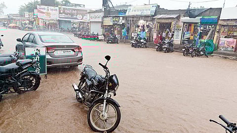 Cloudburst like rain in Karjat too