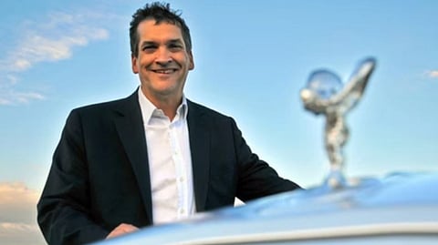 रोल्‍स रॉयसचे माजी प्रमुख डिझायनर इयान कॅमेरॉन यांची जर्मनीतील बंगल्‍यात चाकूने भोसकून हत्‍या करण्‍यात आली. 