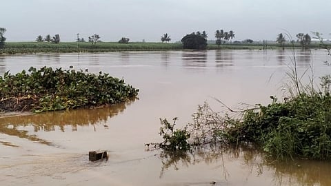 The villages on the banks of the river panicked due to the fear of flood