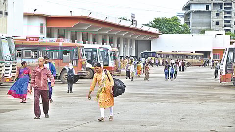 'लालपरी' थबकली; प्रवासी हवालदिल