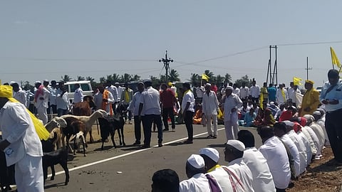 Dhangar community rasta rokho protest at Malshiras for reservation