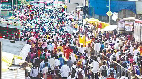 तुळजापुरात मंगळवारी भाविकांची मोठी गर्दी