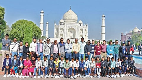 राष्ट्रपतींच्या भेटीसह दिल्ली, आग्रा व मथुरा येथील प्रेक्षणीय स्थळांची विद्यार्थ्यांना सफर घडवली.