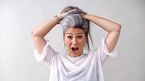 Which vitamin deficiency causes hair to turn white?