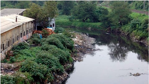 ठाणे : वालधुनीच्या अतिक्रमणामुळे नदीचे पात्र आकसतेय