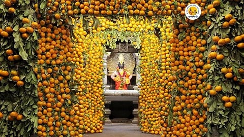 On the occasion of New Year, Shri Vitthal-Rukmini Temple was decorated with 5 thousand oranges and 300 kg of flowers