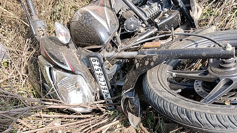 चुडावा-नांदेड महामार्गावर वसमत फाट्याजवळ कारची दुचाकीला धडक बसली.