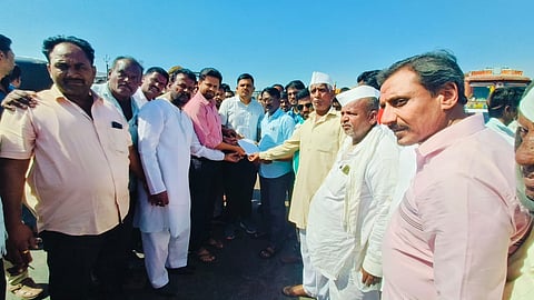 MLA Praveen Swamy's protest on the Solapur-Hyderabad highway