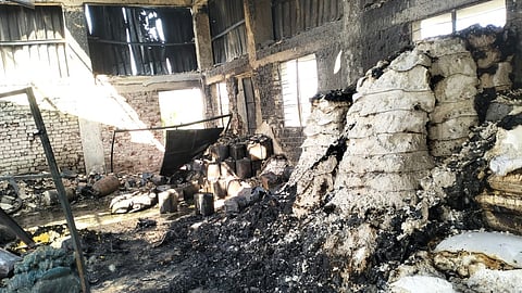 Massive fire breaks out at a factory manufacturing salty products in Takwade; Loss of lakhs