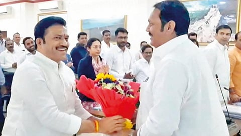 Udayanraje presents bouquet to Shashikant Shinde