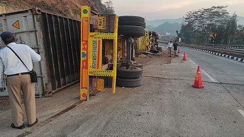 Container overturned in Kashedi Ghat; Driver injured