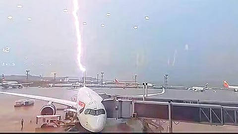 विमानावर कोसळली वीज!