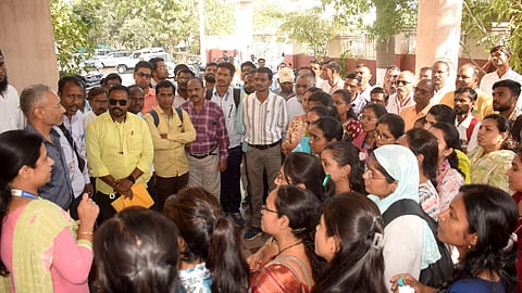 Hingoli Wasmat   executive engineer assaulted 