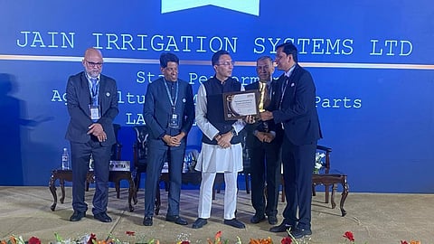 केंद्रीय वाणिज्य व उद्योग राज्यमंत्री जितिन प्रसाद व पंकज चढ्ढा यांच्या हस्ते पुरस्कार स्विकारताना जैन इरिगेशनचे सहकारी पियूष कुमट